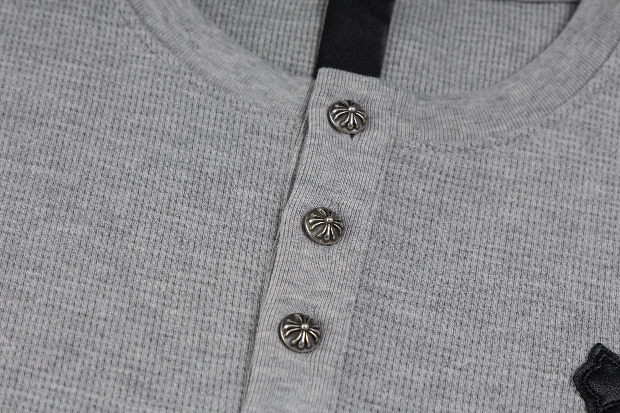 🅿️440 [Exclusive supply] CH Croix Heart Cross Leather Waffle Sweatshirt (grey) The fabric is made of 350g cotton waffle double-layer material before washing, which distinguishes the low-gram weight cut corners and non-pure cotton market products. The silver buckles and scrolls are made of antique bronze and real silver (the materials have reached the market's 300+ quality). The leather label is still made of genuine imported lambskin. The most important thing is the hand-sewn leather (the cost of manual work is high) in the fabric and hardware A lot of effort has been put into the craftsmanship. The top quality in the market and the industry benchmark are only owned by a few people. Size:S/M/L